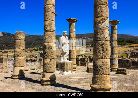 Statue de Trajan et la basilique à des ruines romaines de Baelo Claudia dans la plage de Bolonia, Tarifa, Cadix, Andalousie, Espagne Banque D'Images