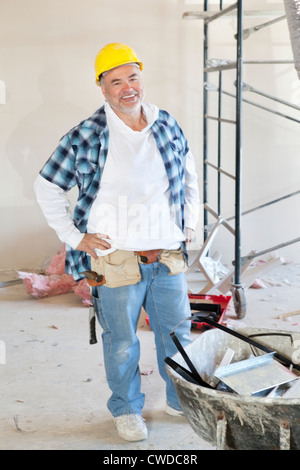 Portrait d'un homme de race blanche construction worker smiling Banque D'Images