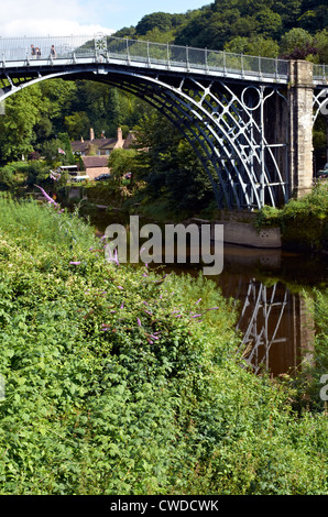 Le célèbre pont de fer à Ironbridge, près de Telford, Shropshire, Angleterre ; premier pont bâti en fonte dans le monde 1779 Banque D'Images