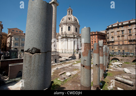 Piliers à la basilique Ulpia au Forum Traiano Rome Italie Banque D'Images