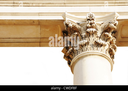 Belle colonne grecque isolé sur fond blanc Banque D'Images