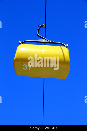 Un télésiège coloré panier against a blue sky Banque D'Images