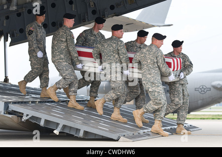 Une équipe d'effectuer de l'armée américaine transfère les restes d'un soldat décédé le 24 juillet 2012 à la base aérienne de Dover, Delaware. Banque D'Images