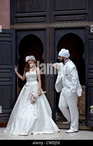 Mariage asiatique indien. Couple récemment marié dans une posture sincère Banque D'Images