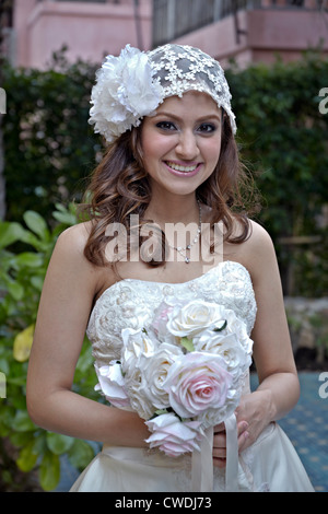 Les Indiens asiatiques mariée le jour de son mariage. Southeast Asian woman smiling Banque D'Images