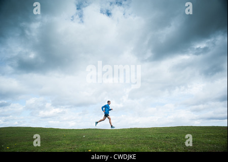 Ultra Marathon Runner Jez Bragg près de formation Cayton Bay, Cleveland Way, North Yorkshire. Banque D'Images