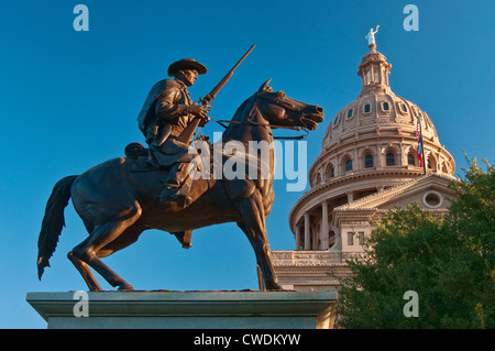 Terry's Texas Ranger, 1907 statue en bronze par Pompeo Coppini, grande zone de marche au State Capitol à Austin, Texas, États-Unis Banque D'Images