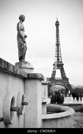 Paris, France - 30 mars 2011 : les touristes admirant le Tour Eiffel à partir de l'esplanade du Trocadéro pendant un jour de pluie Banque D'Images