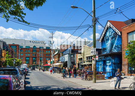 Boutiques et restaurants sur Augusta Avenue dans le quartier de Kensington Market, Toronto, Ontario, Canada Banque D'Images