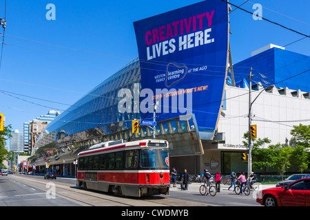 Tramway en face de l'Art Gallery of Ontario, redessiné par Frang Gehry, Dundas Street West, Toronto, Ontario, Canada Banque D'Images