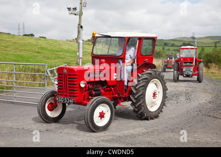 La conduite d'un amateur de vintage rouge Intgernational B275 tracteur, le tracteur et la machine Vintage Ayrshire Club road run ; North Ayrshire Banque D'Images