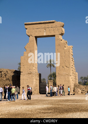 Bague Romaine T52 près de Luxor temple dédié à Hathor, qui était un site gréco-romain utilisé par la reine Cléopâtre, célèbre pour son signe astrologique Banque D'Images