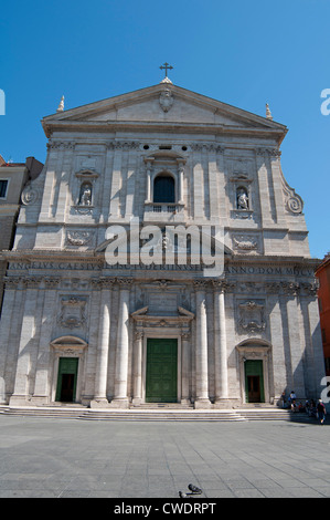 L'Église catholique de Santa Maria in Vallicella sur la via del Governo Vecchio, Rome, Italie, Europe Banque D'Images