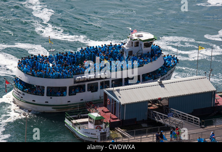 Niagara Falls, Ontario - Le Maid of the Mist transporte les touristes portant des imperméables bleus au bord des chutes du Niagara. Banque D'Images