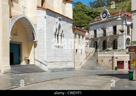 L'église et de l'Hôtel de Ville de Cudillero, Asturias, Espagne, Europe,