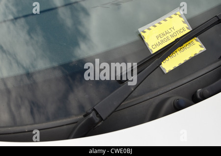 L'avis de pénalité en vertu de l'essuie-d'une voiture d'argent. Banque D'Images