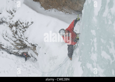 Deux hommes l'escalade sur glace des trésors tombe dans une tempête, Pagosa Springs (Colorado). Banque D'Images