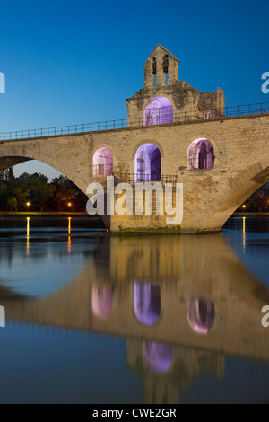 Pont Saint Bénézet et Chapelle Saint Nicolas (12C) sur le Rhône à Avignon, Bouches-du-Rhône, Provence France Banque D'Images