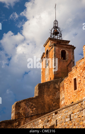 La lumière du soleil tôt le matin sur le clocher de l'église de Saint-Michel, Roussillon, le Luberon, Provence France Banque D'Images