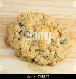 L'avoine et aux raisins sains faits maison un cookie sur un fond de bois Banque D'Images