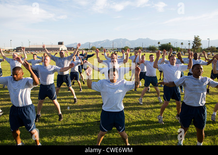 Le personnel de la Force aérienne participent à l'entraînement physique du matin à la base aérienne Davis-Monthan Air Force Base. Banque D'Images