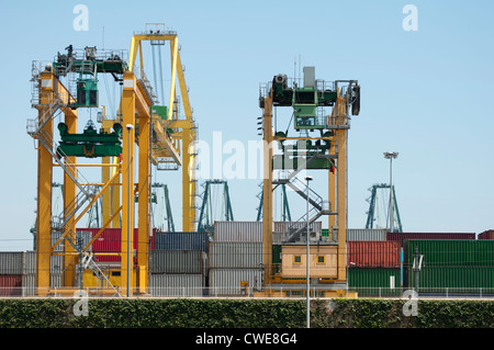 Grue de pont en chantier naval à la tombée de la logistique pour l'exportation à l'importation. Conteiners Banque D'Images