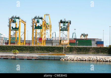 Grue de pont en chantier naval à la tombée de la logistique pour l'exportation à l'importation. Conteiners Banque D'Images