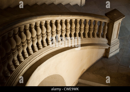 Château ancien escalier incurvé. Faite de pierre Banque D'Images