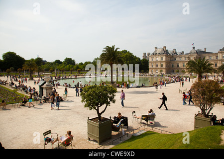 Les visiteurs appréciant le lac et les jardins du Jardin du Luxembourg à Paris Banque D'Images