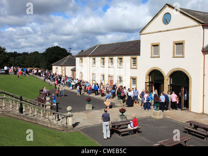 Les visiteurs faisant la queue pour entrer Beamish Museum, Angleterre du Nord-Est, Royaume-Uni Banque D'Images