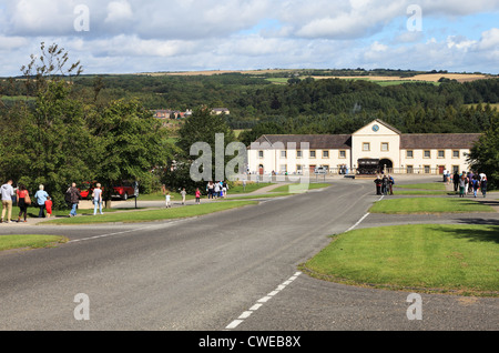 Les visiteurs à marcher vers l'entrée du musée Beamish, Angleterre du Nord-Est, Royaume-Uni Banque D'Images