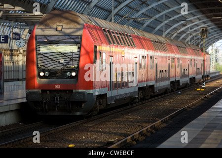 Berlin, un train régional (RB) à Spandau Banque D'Images