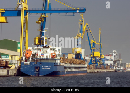 Wismar, les grues et les navires dans le port Banque D'Images