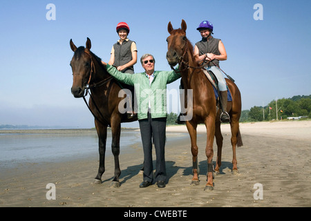 Hambourg, Albert Darboven dans avec les chevaux et cavaliers au bord du fleuve Elbe Portrait Banque D'Images
