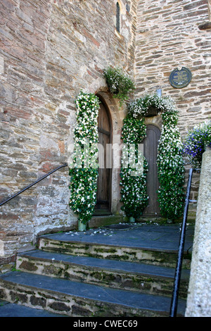 La porte menant dans la paroisse de St Nicolas l'église Saint Martin à W Cornwall Looe Banque D'Images