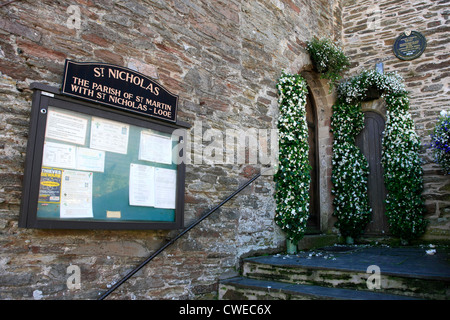 La porte menant dans la paroisse de St Nicolas l'église Saint Martin à W Cornwall Looe Banque D'Images