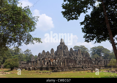 Vue extérieure grand angle horizontal de la fascinante visages du Bayon temple à Siem Reap. Banque D'Images