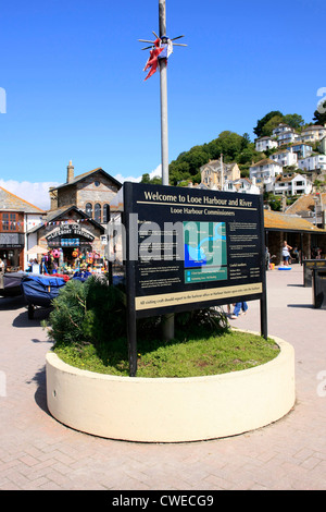 Panneau de bienvenue pour le port de Looe et rivière à Cornwall Banque D'Images