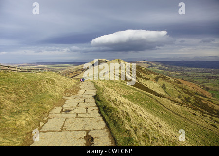 Un chemin pavé en haut de Mam Tor Castleton dans le haut degré de Derbyshire Peak District National Park, Angleterre, RU Banque D'Images