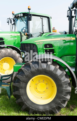Les nouveaux tracteurs John Deere vert sur l'affichage à salon de l'agriculture Banque D'Images