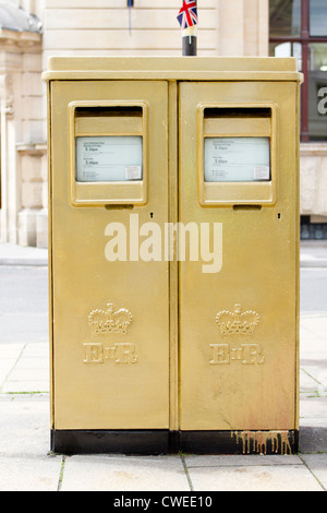 Postbox or peint pour marquer la médaille d'or olympique, Rameur, Alex Gregory. Banque D'Images