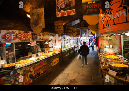 Marché de Camden Village stands de nourriture - London UK Banque D'Images