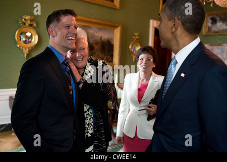 Le président Barack Obama parle avec Grant Colfax, Directeur du Bureau de la politique nationale de lutte contre le SIDA, Gayle Smith, adjoint spécial et Directeur principal pour le développement et la démocratie, et conseiller principal Valerie Jarrett dans le salon vert le 26 juillet 2012 avant la Conférence internationale sur le sida de la Maison Blanche la réception. Banque D'Images