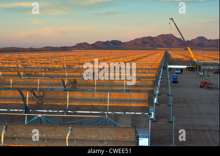 Les équipes travaillent autour de l'horloge L'installation de collecteurs paraboliques en miroir, construit sur le site, qui couvre 3 milles carrés à l'usine Abengoa Solana le 19 janvier 2012. Solana est un utilitaire de 280 mégawatts de centrales solaires (CSP) en construction à Gila Bend, en Arizona. Lorsque vous avez terminé il permettra de produire 280 MW de puissance propre et durable au service de plus de 70 000 foyers de l'Arizona. Banque D'Images