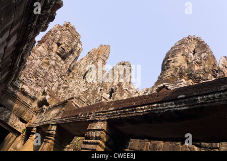 Vue horizontale de la galerie intérieure de la fascinante visages du Bayon temple à Siem Reap. Banque D'Images