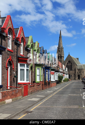 En terrasses traditionnelles cottages en Alice Street Sunderland avec United Reformed Church dans l'arrière-plan, Angleterre du Nord-Est, Royaume-Uni Banque D'Images