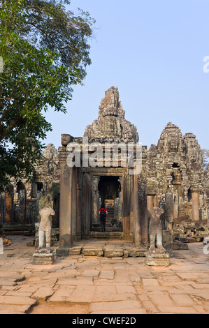 Vue verticale d'une femme entrant dans la fascinante de nombreuses facettes temple Bayon à Siem Reap. Banque D'Images