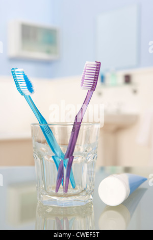 Des brosses à dents et dentifrice Banque D'Images