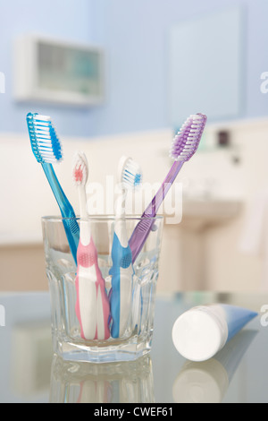 Des brosses à dents et dentifrice Banque D'Images