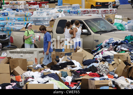 Trier des secours après l'ouragan Katrina Banque D'Images